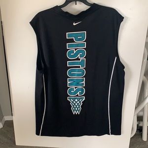 Men’s EUC Nike Pistons Shirt Stitched Logo